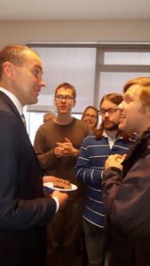 Forseti Íslands, herra Guðni Th Jóhannesson, á spjalli við skjólstæðinga Specialisterne í opnu húsi 27. október